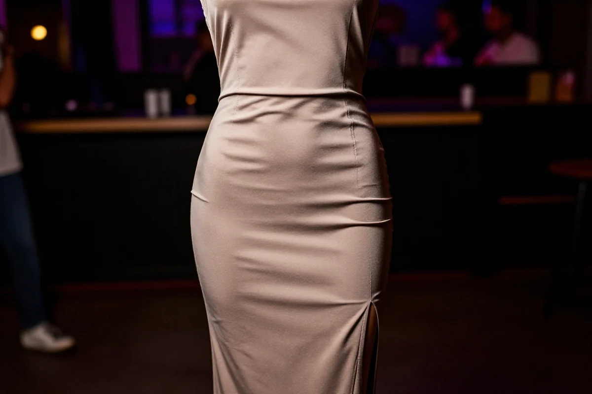 Stylowy strój klubowy: midi sukienka z elastycznego materiału na manekinie.