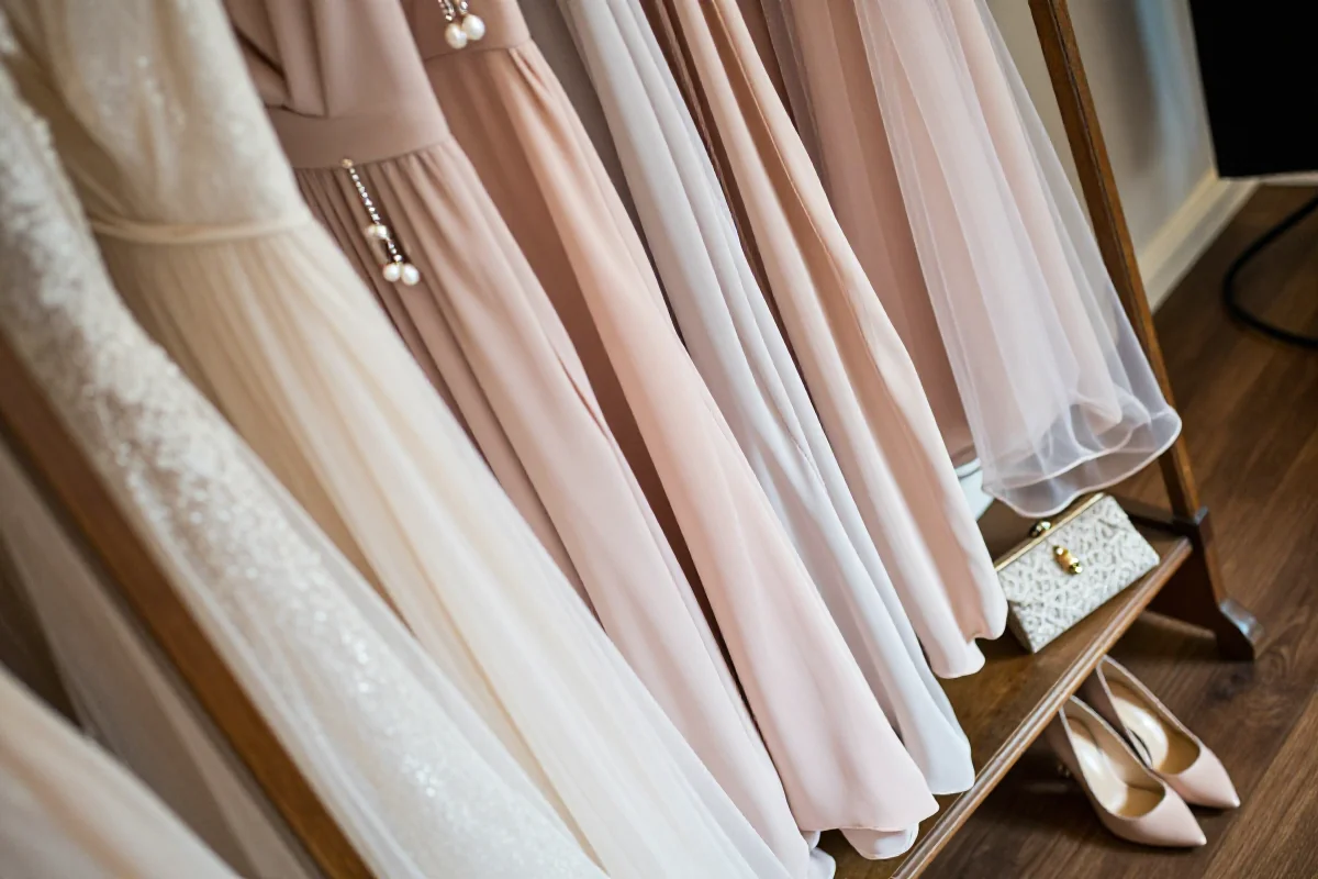 Eleganckie stroje na ślub, w tym sukienki i dodatki w pastelowych kolorach.